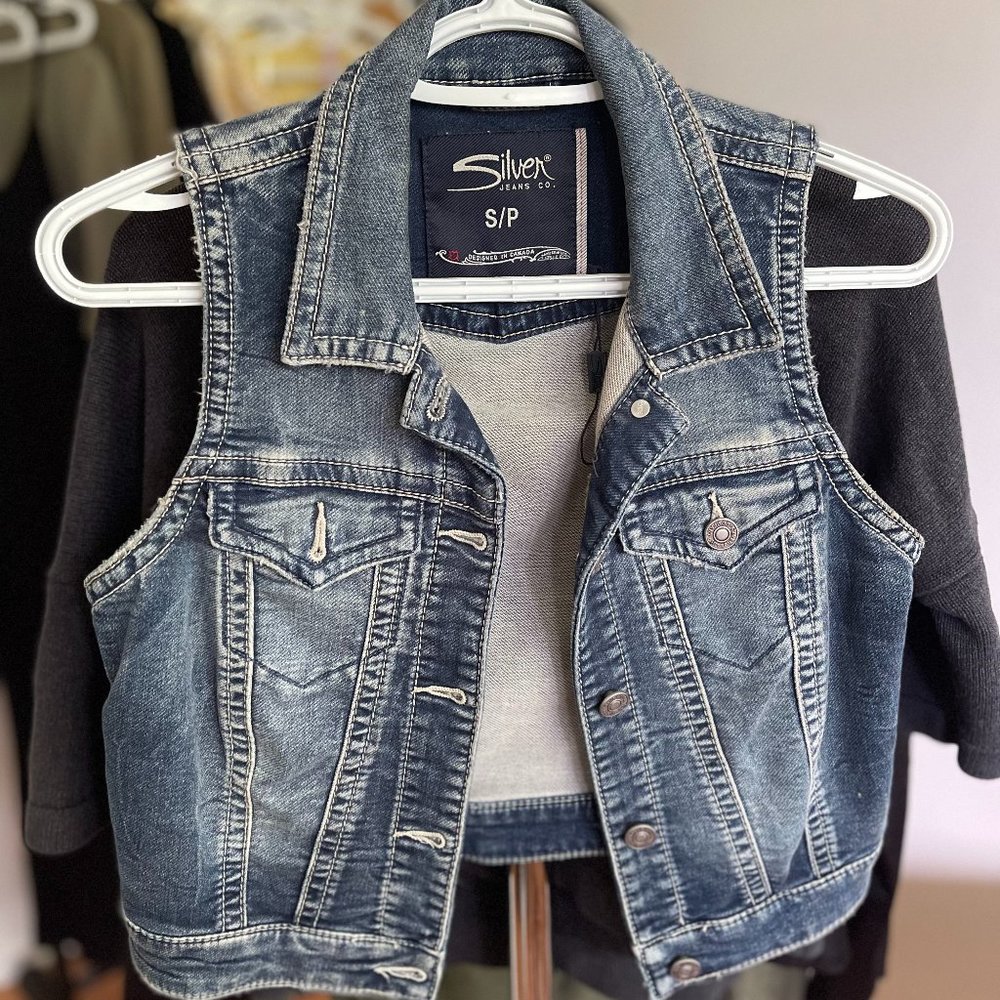 Cute little denim crop vest!